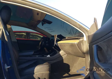 2018 Tesla Model 3 Long Range/Performance z USA, uszkodzony, nr VIN 5YJ3E1EBXJF054763